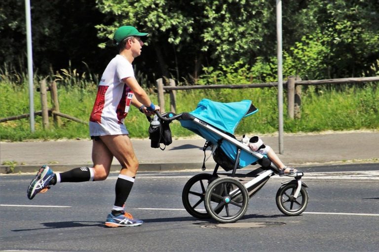 Podczas ćwiczeń na świeżym powietrzu warto założyć czapkę