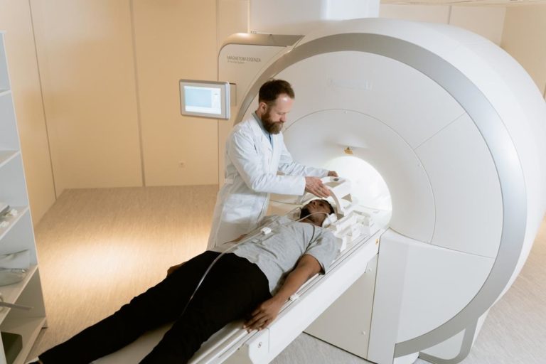 Rezonans magnetyczny nadgarstka – istotne informacje