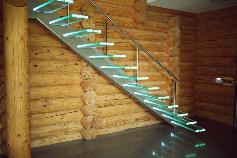 Nowoczesne i bardzo praktyczne schody drewniano szklane