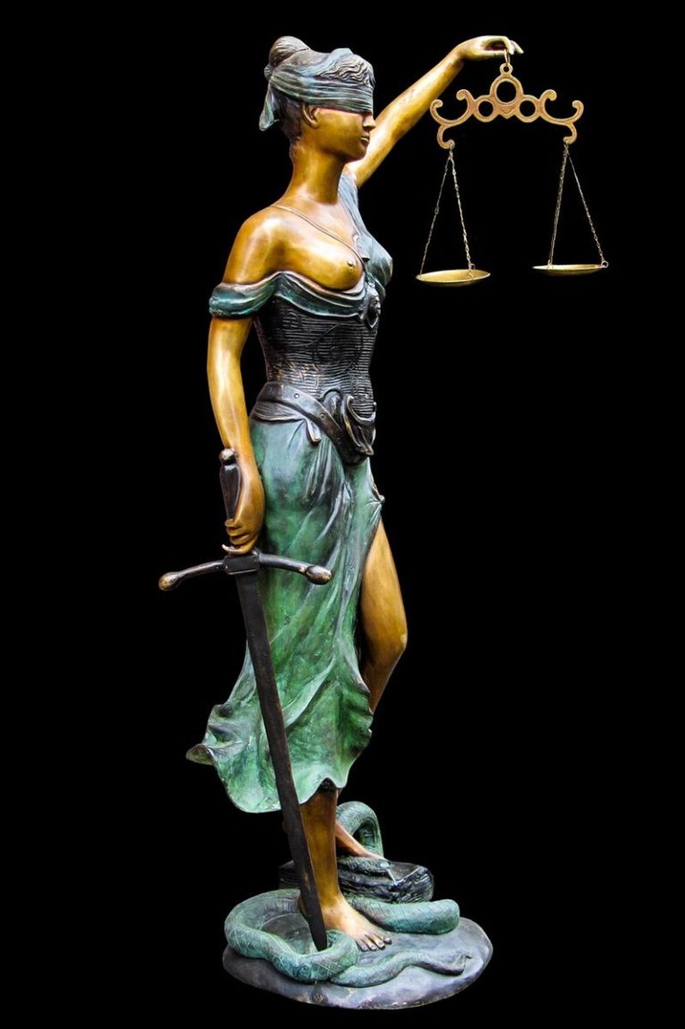 Różnice między adwokatem a radcą prawnym: Jakie są ich role i kompetencje