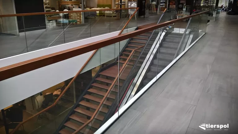 Jak połączyć szkło i stal w balustradach, by osiągnąć wyjątkowy efekt?