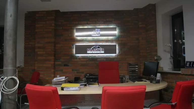 Montaż paneli szklanych we Wrześni – na co zwrócić uwagę?