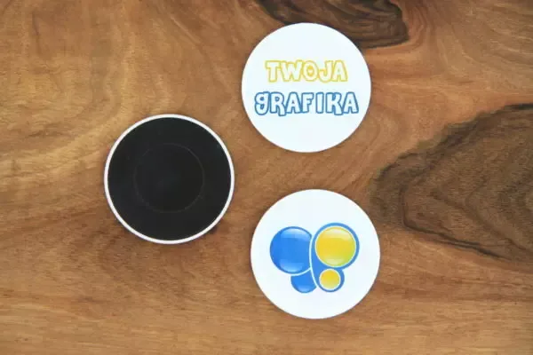 Jak rozpocząć własną produkcję znaczków i jakie akcesoria są do tego niezbędne?